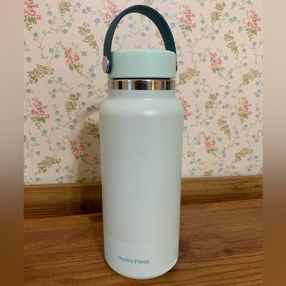 Hydroflask wide mouth with rubber base and matching cap - Picture 1 of 4